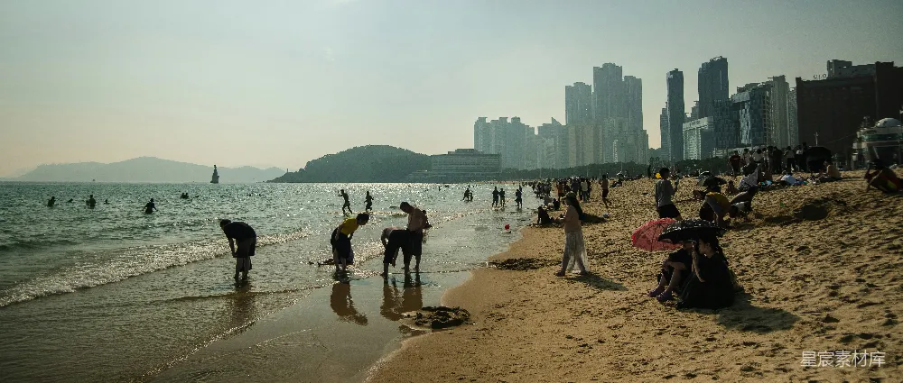 高清摄影 旅行 许多人正在海滩上和水里。