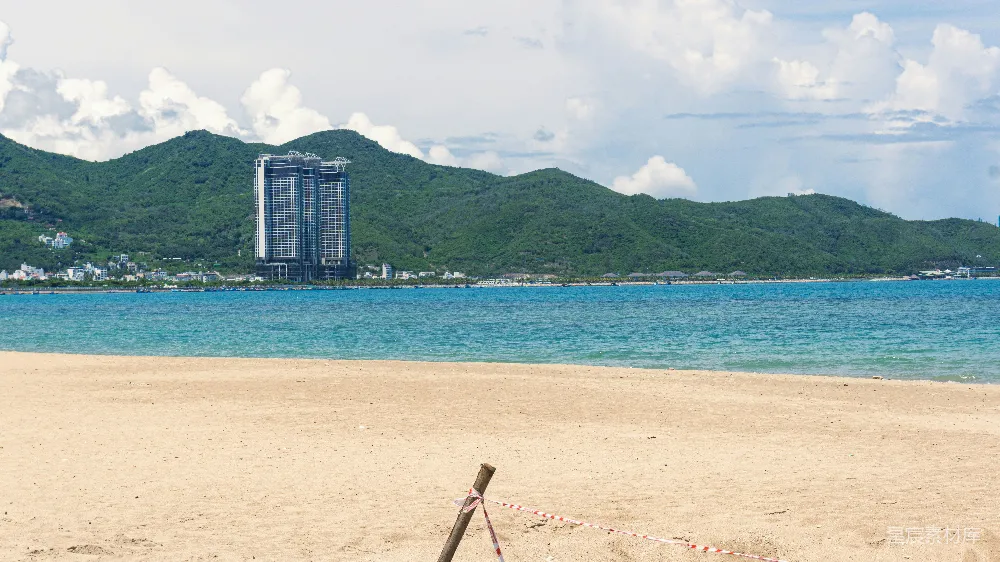 高清摄影  背景中有座高楼的海滩
