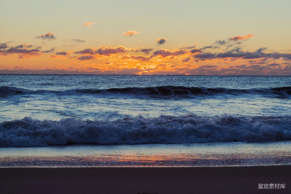 高清摄影  夕阳落下海浪之上