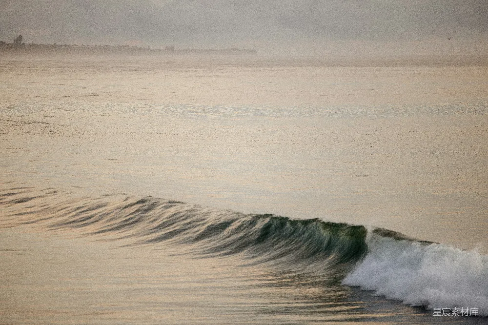 高清摄影 海滩上浪花拍击的景象