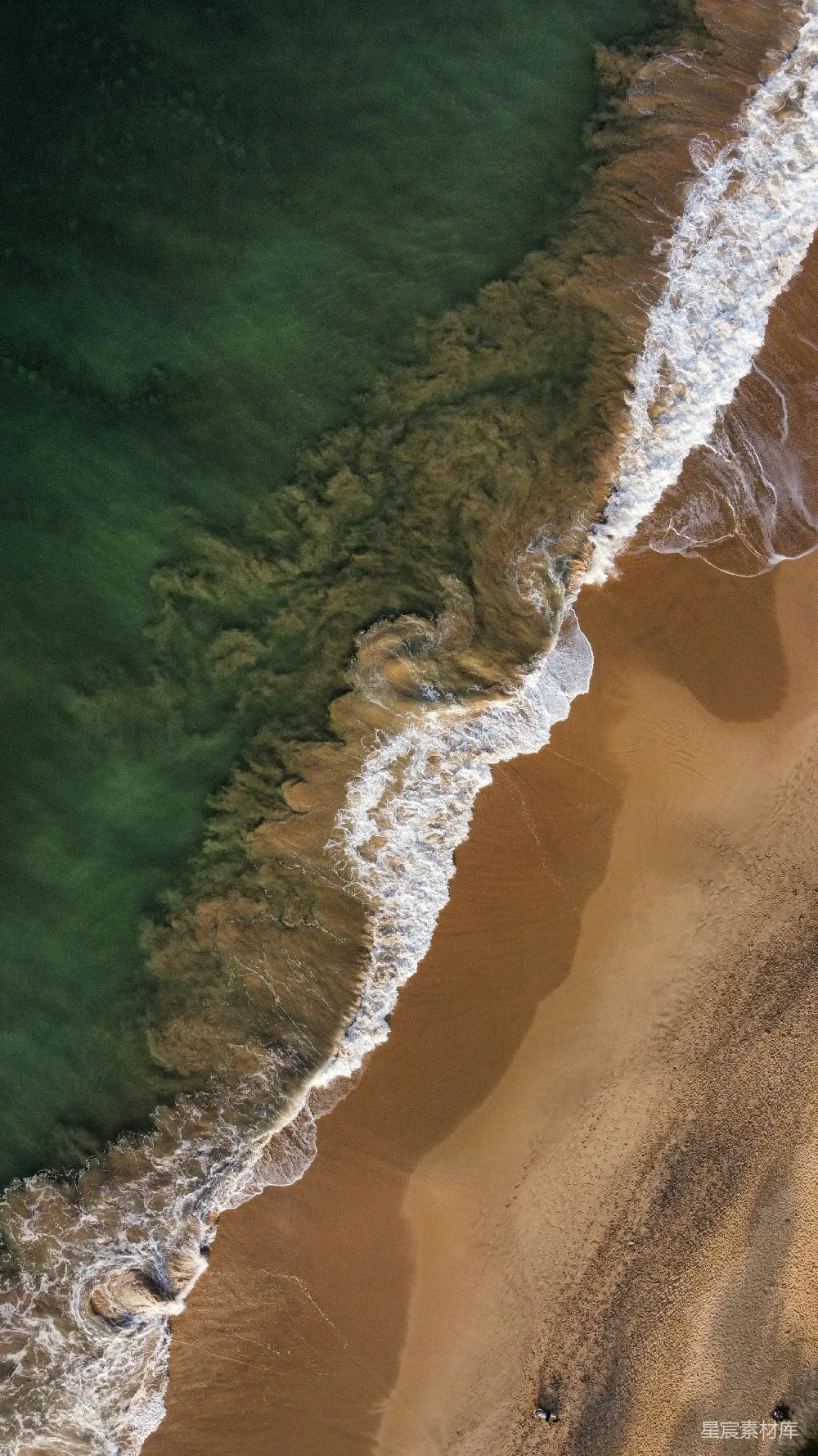 高清摄影 海滩上空的俯瞰景象，海浪拍打着岸边