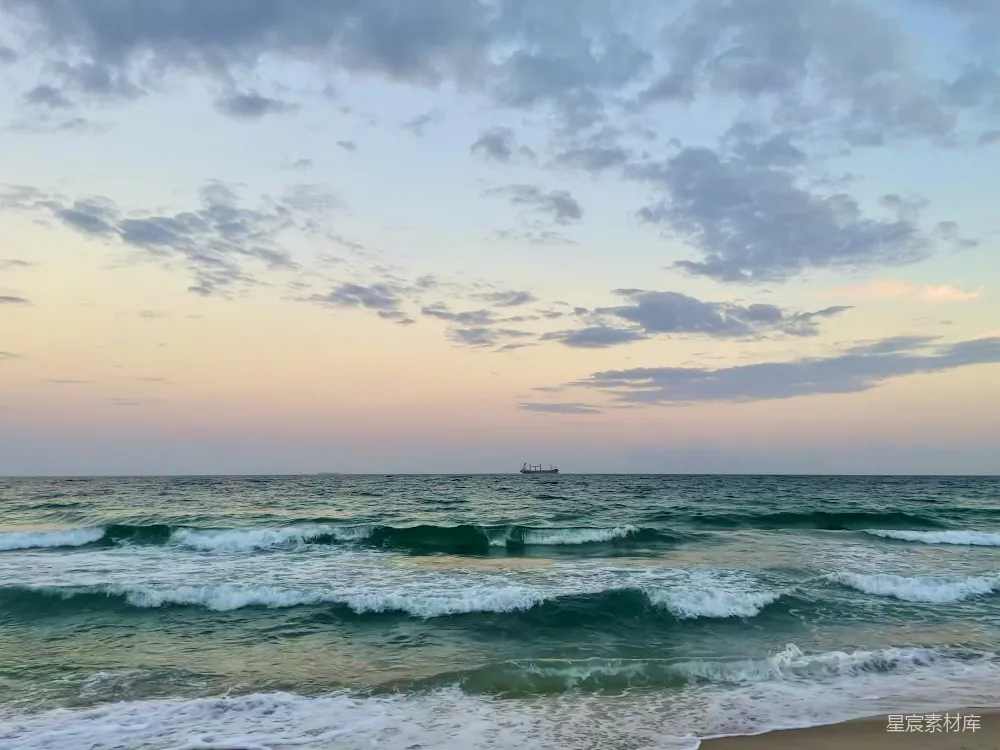 高清摄影 云层下的海浪在白天摇曳