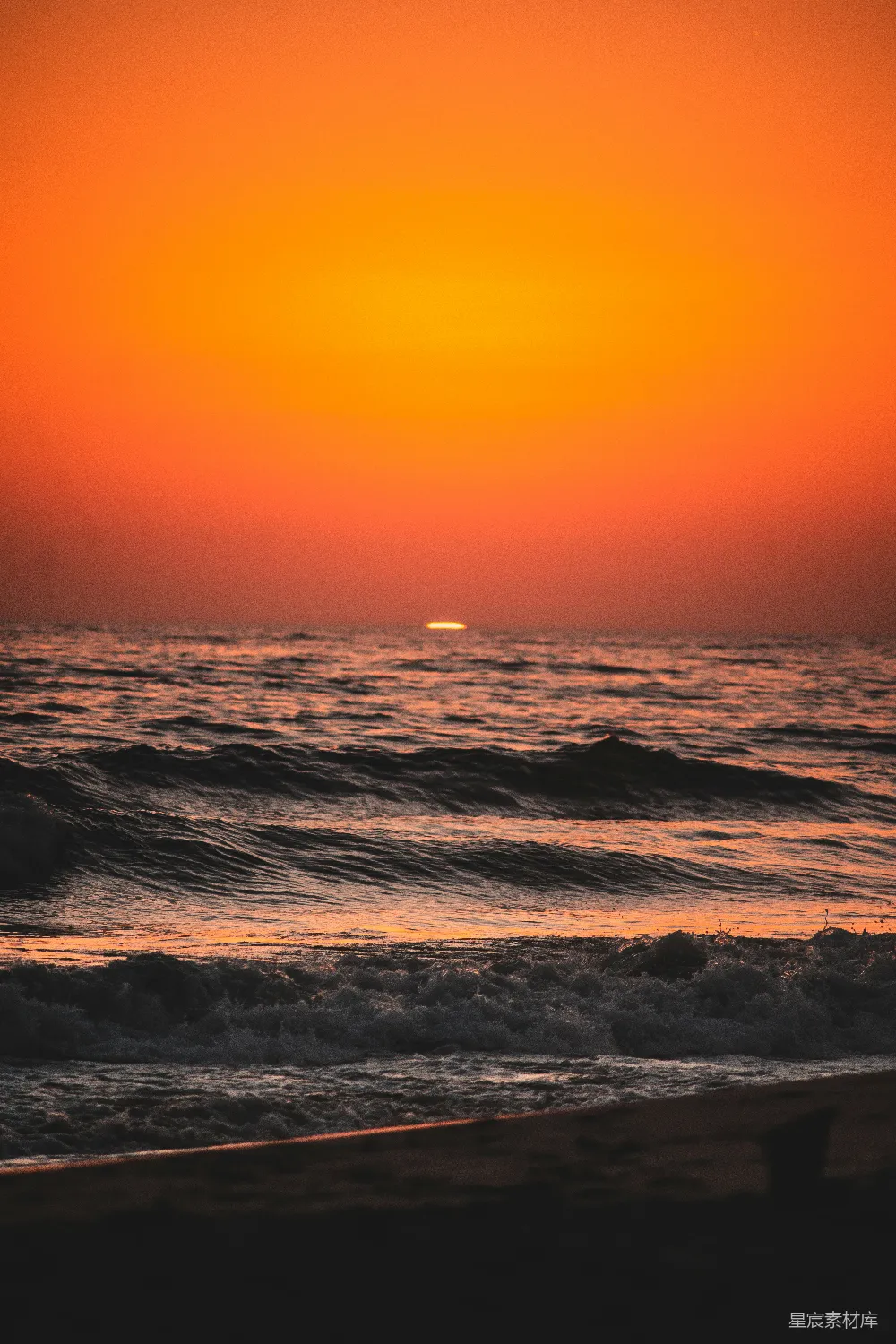 高清摄影 夕阳西下，波涛汹涌。