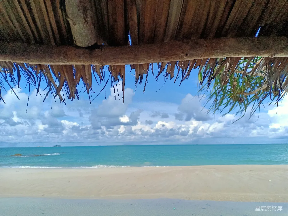 高清摄影 茅屋下看海景