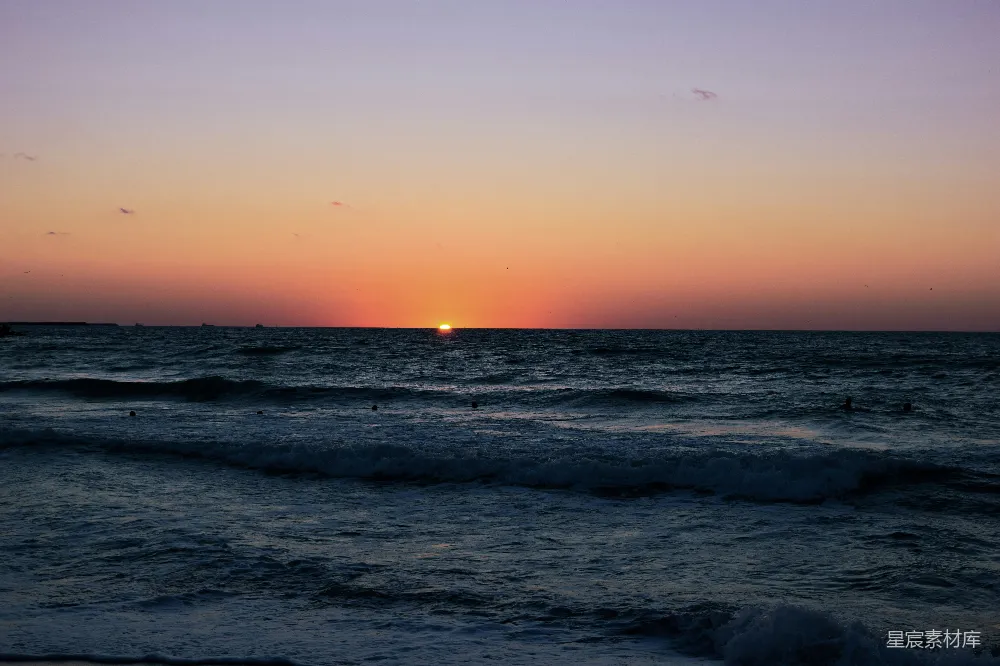 高清摄影 夕阳西下，海面上波涛汹涌。
