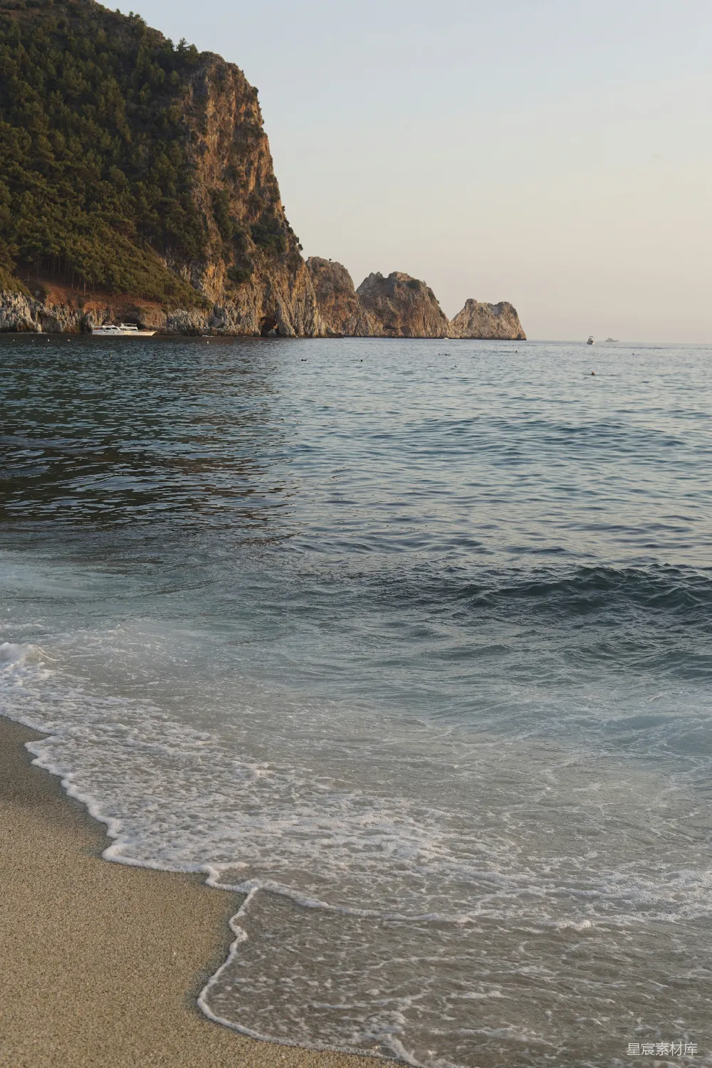 高清摄影  海浪在白天拍打岸边