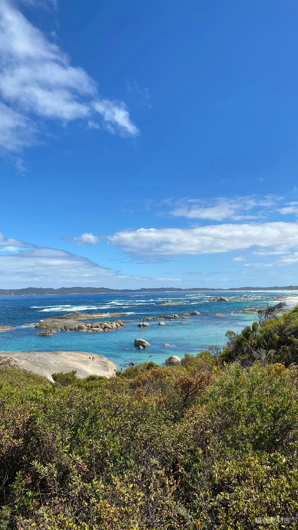 高清摄影 从山顶看去是一片海景。