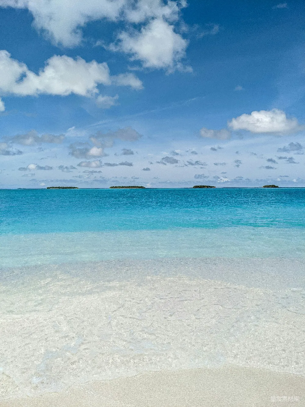 高清摄影 一片沙白的海滩，蓝色的海水和白云。