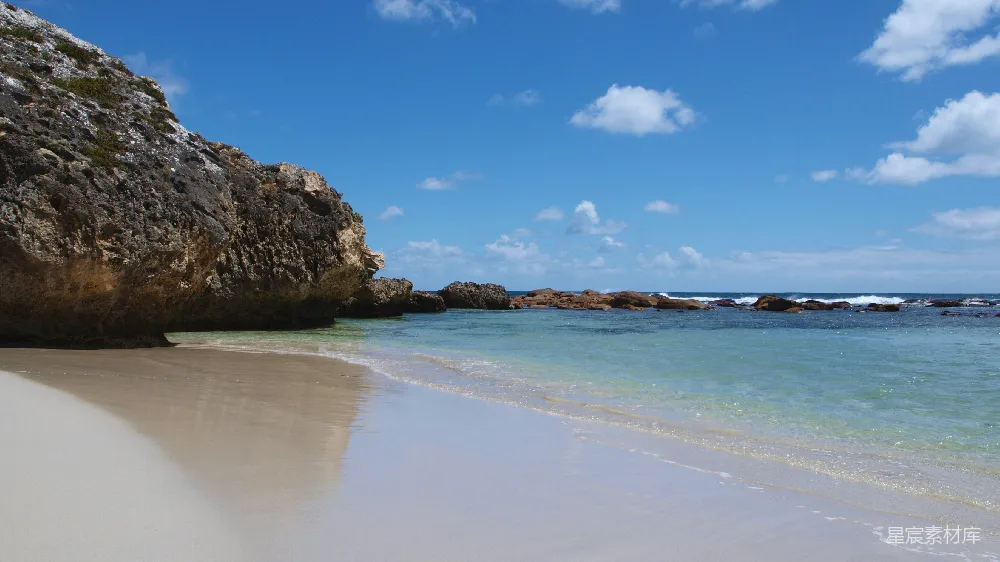 高清摄影 壁纸 旅行 自然 海边一片沙滩，靠近大海，在蓝天白云下。