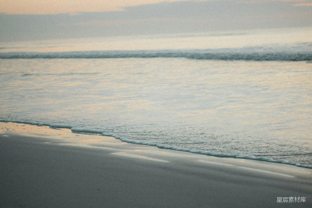 高清摄影 白天海浪拍打在岸边