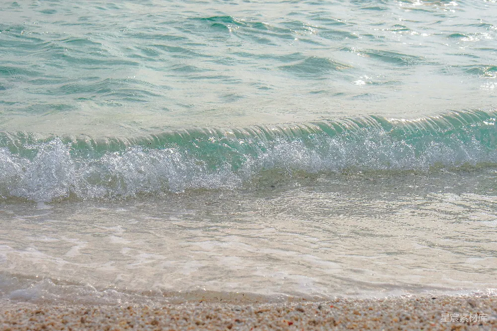 高清摄影 一个海浪奔向岸边的海滩