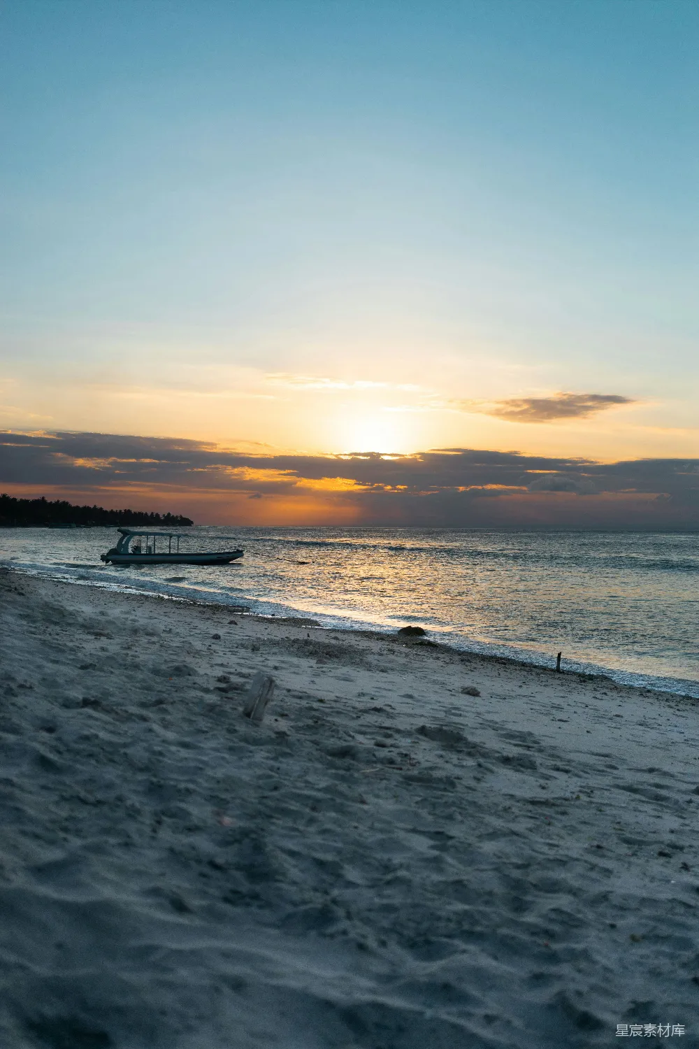高清摄影 夕阳下海上的白船与黑船