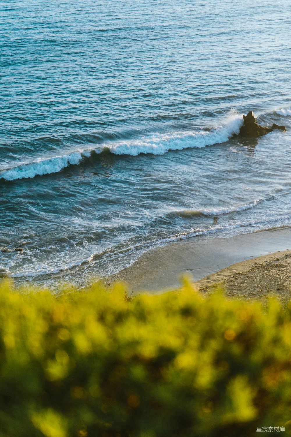 高清摄影 海浪在白天拍击着岸边