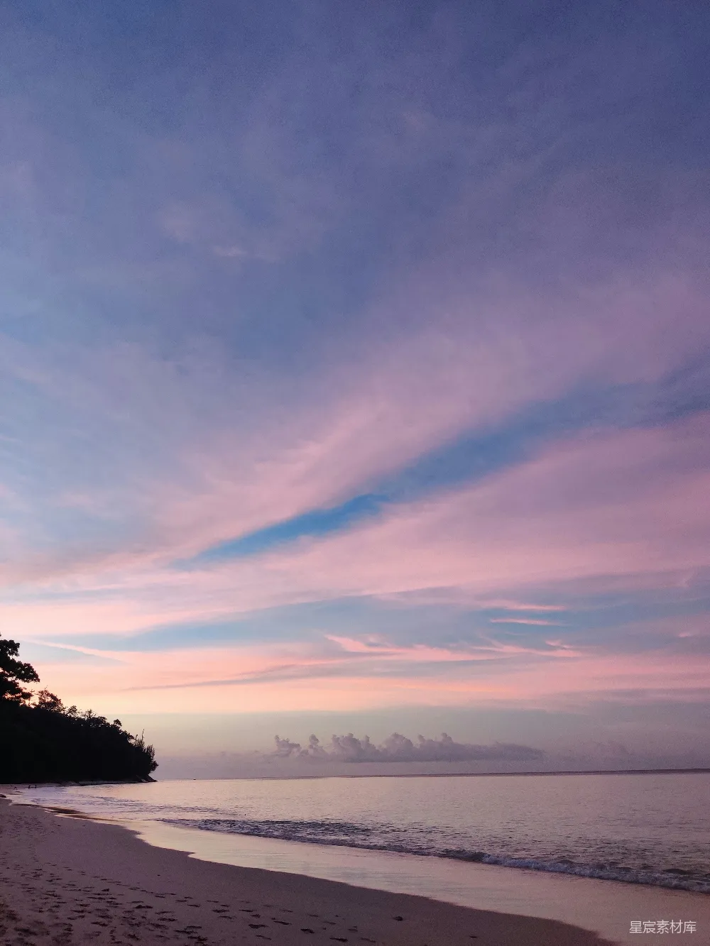 高清摄影  夕阳下的海滩，留下足迹的沙地