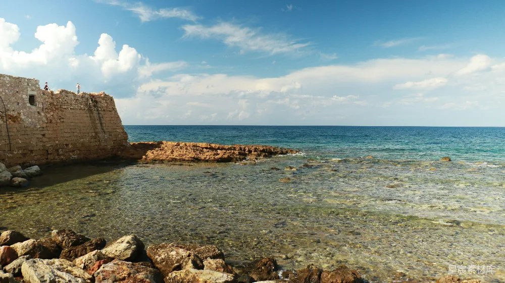 高清摄影 一片岩石嶙峋的海岸，围绕着一片水域。