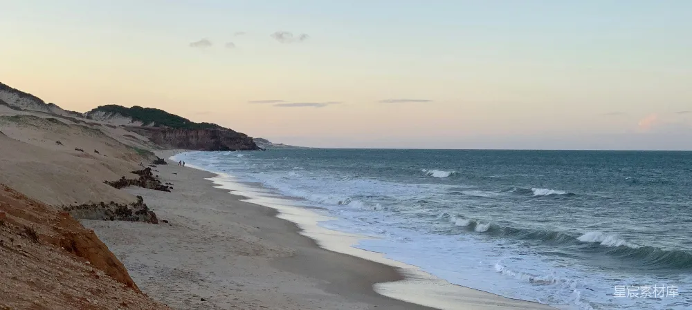 高清摄影 海浪在白天拍打海岸