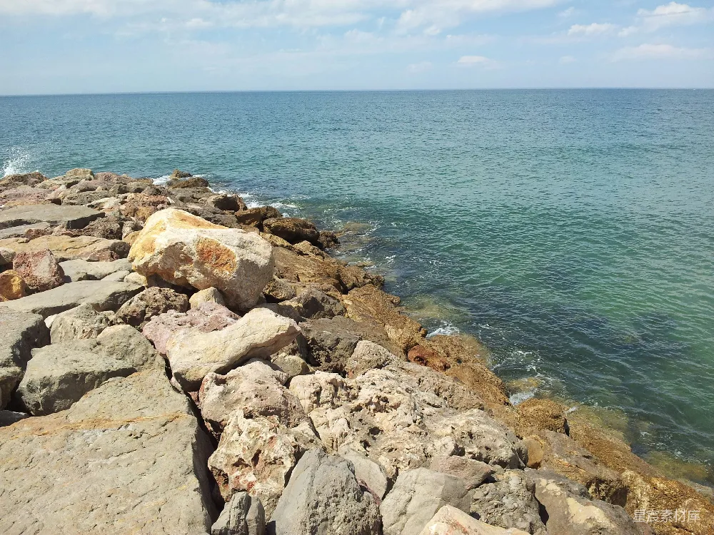 高清摄影 一片岩石嶙峋的海岸线，碧蓝的海水。