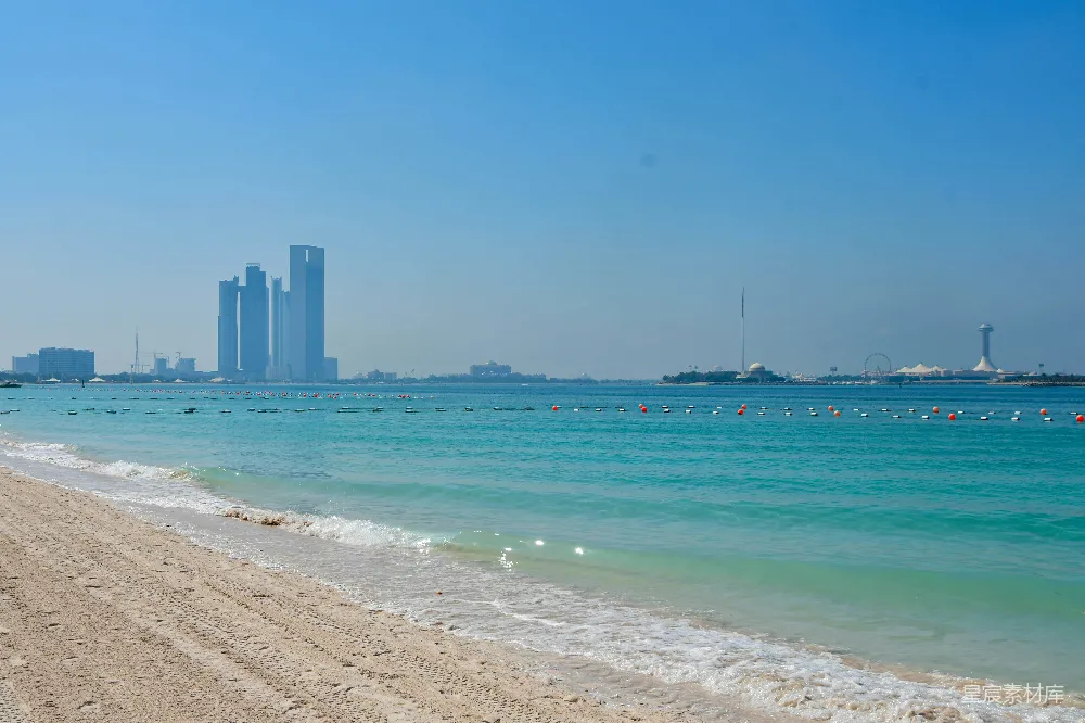 高清摄影  背景中有城市的海滩