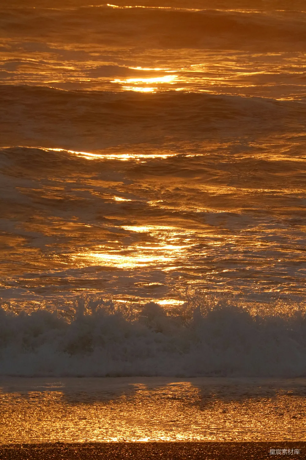 高清摄影 海边一个人拿着冲浪板 Walking on the beach with a surfboard.
