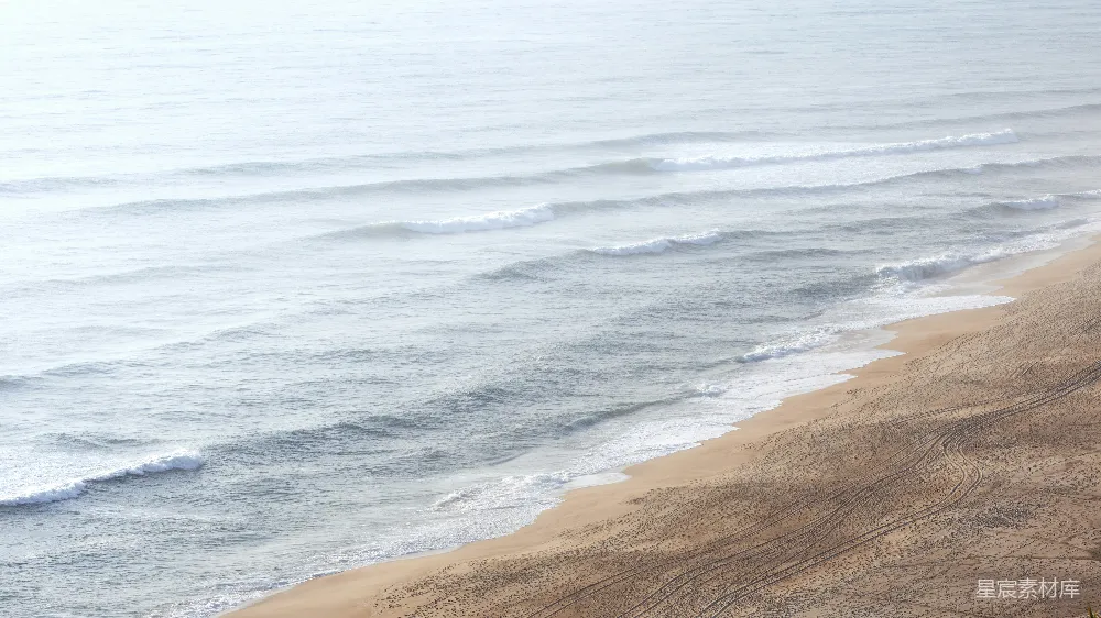 高清摄影 海滩上一个人坐在冲浪板上