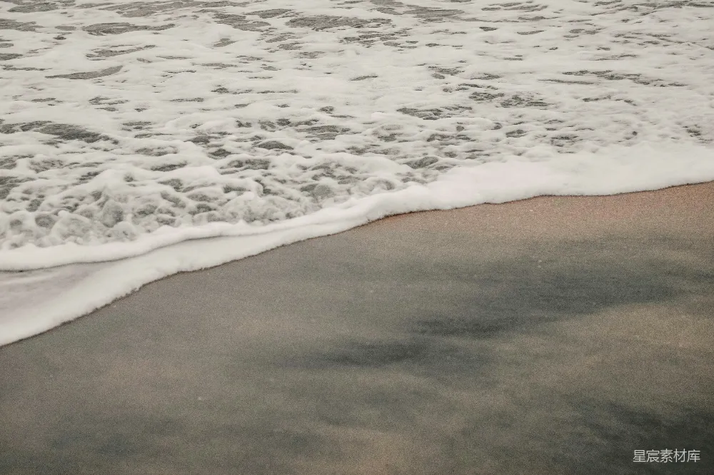 高清摄影 海滩上的一处特写镜头，展现海浪。