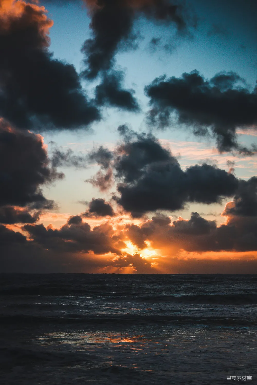 高清摄影 cloudy天下的海面上夕阳西落