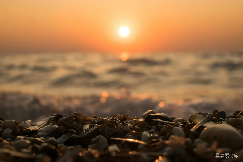 高清摄影  海边的太阳正落入海中。