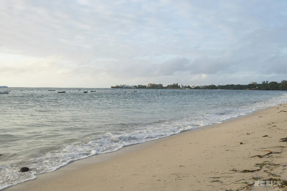 高清摄影 海浪在白天拍打海岸