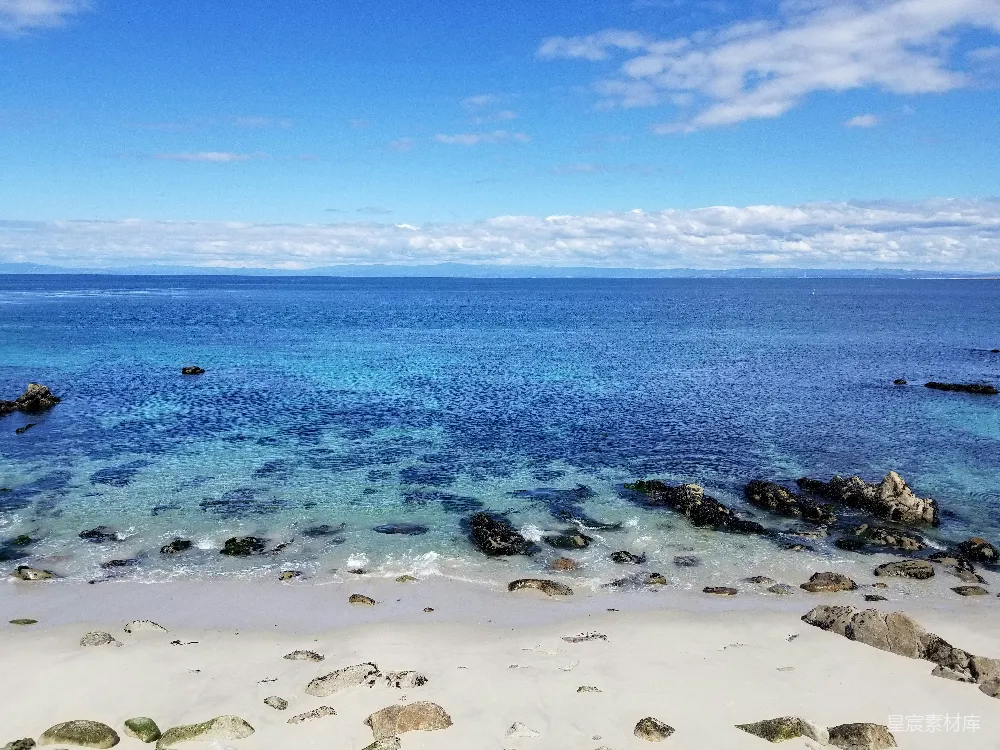 高清摄影 海边的一片景色，有岩石和水的景象