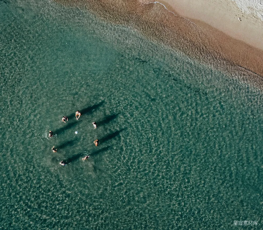 高清摄影 壁纸 一群人在海里游泳