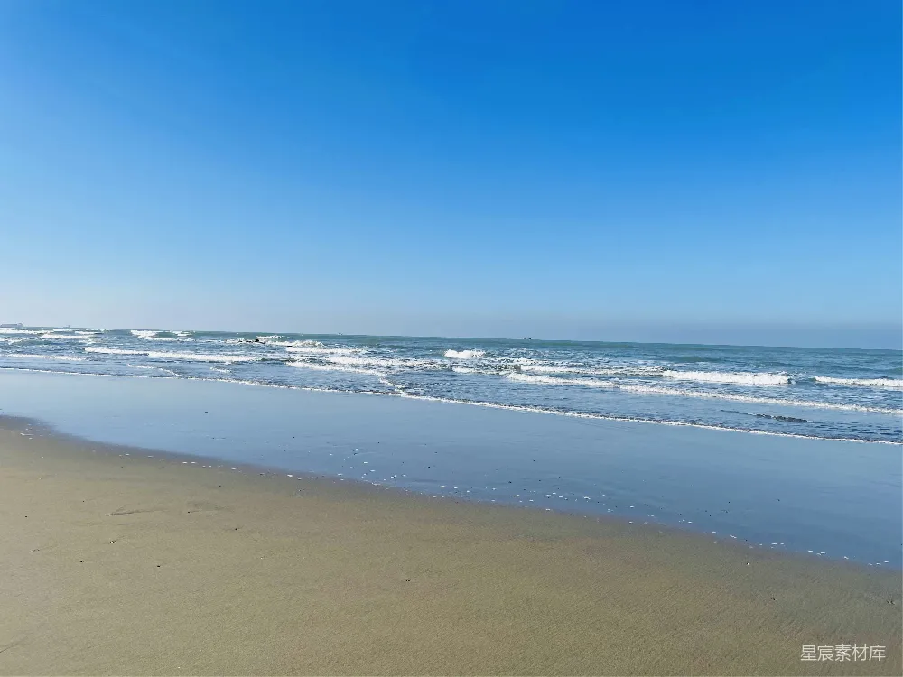 高清摄影 海浪在白天拍打海岸