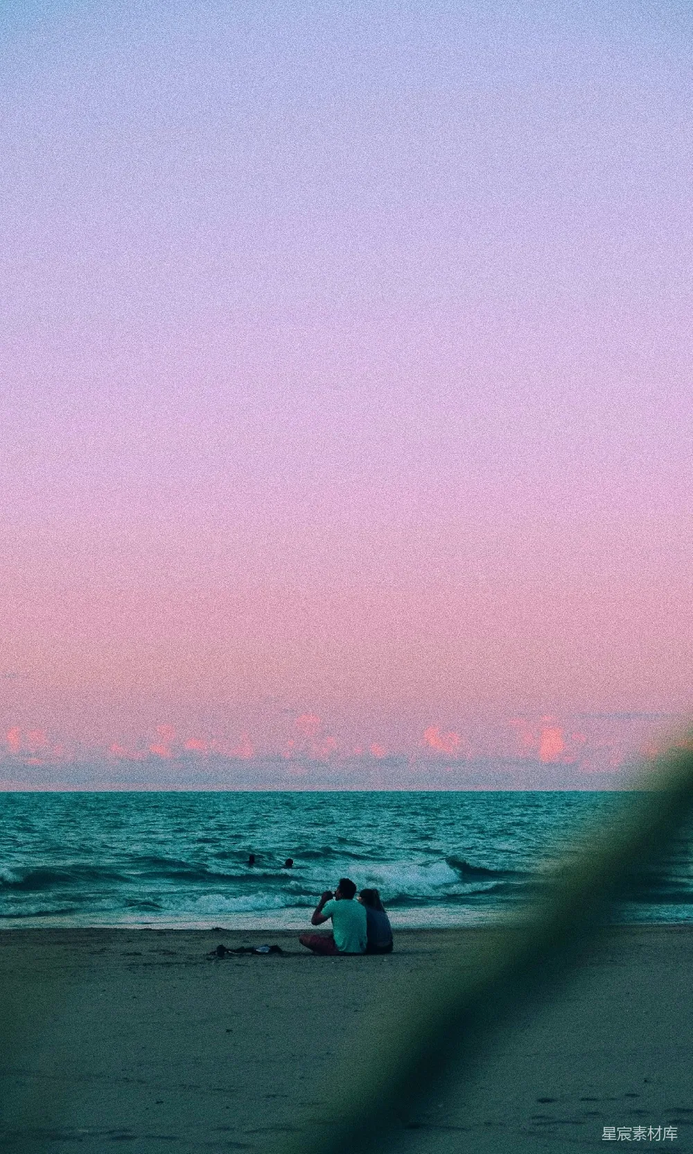 高清摄影  白天人在海上冲浪