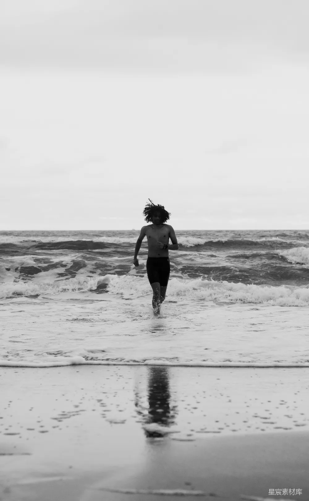 高清摄影  海滩上一个人冲向海洋