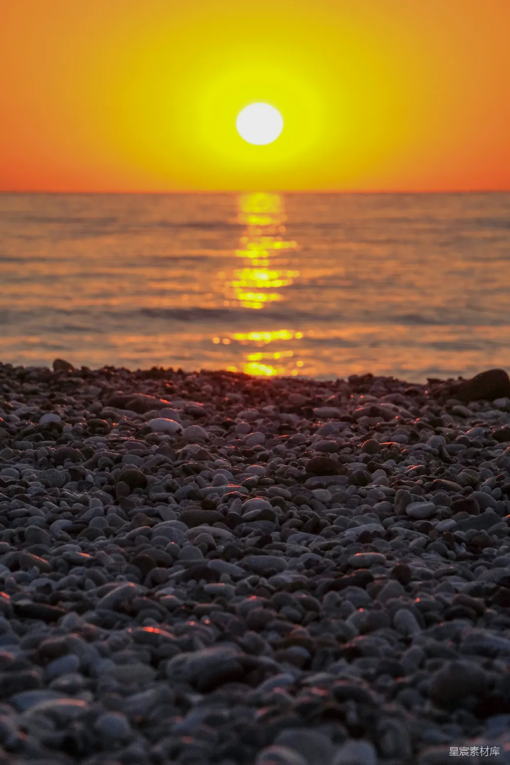 高清摄影 夕阳西下在一片岩石海滩上。