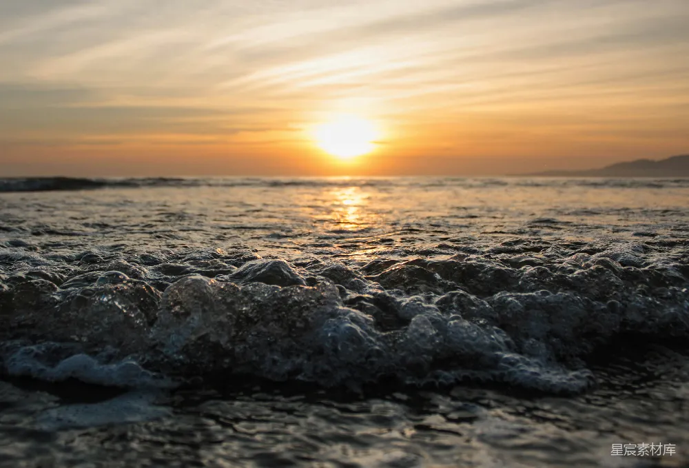 高清摄影 夕阳西下，海浪涌动。