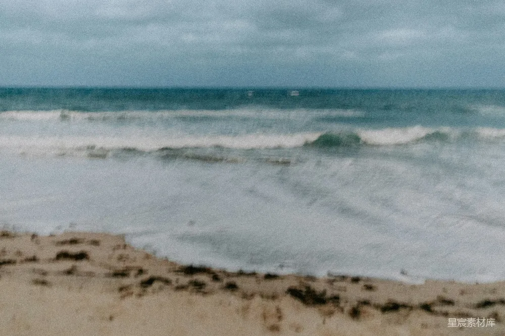 高清摄影 海浪在白天拍打岸边