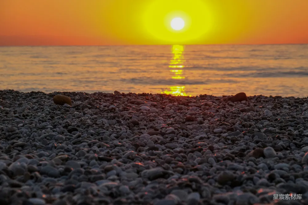 高清摄影  夕阳洒落在海边的一处岩石海滩上