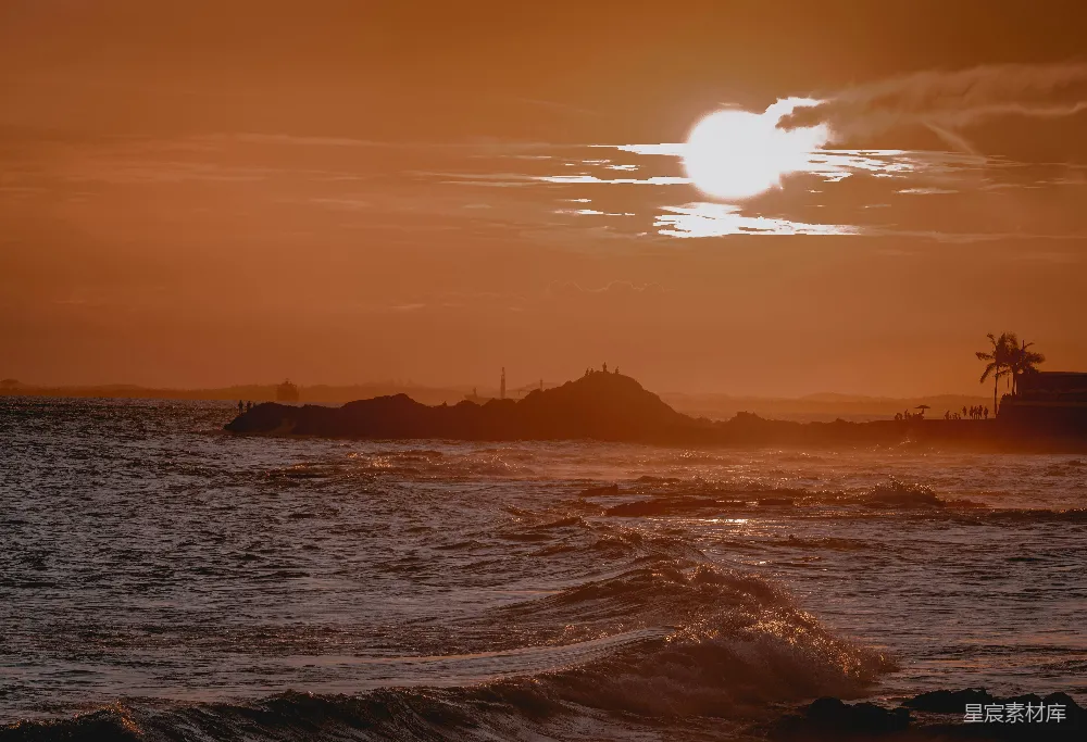 高清摄影 夕阳西下，海浪涌动。