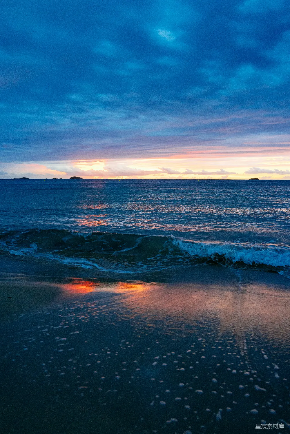 高清摄影 海滩上的太阳正在落山。
