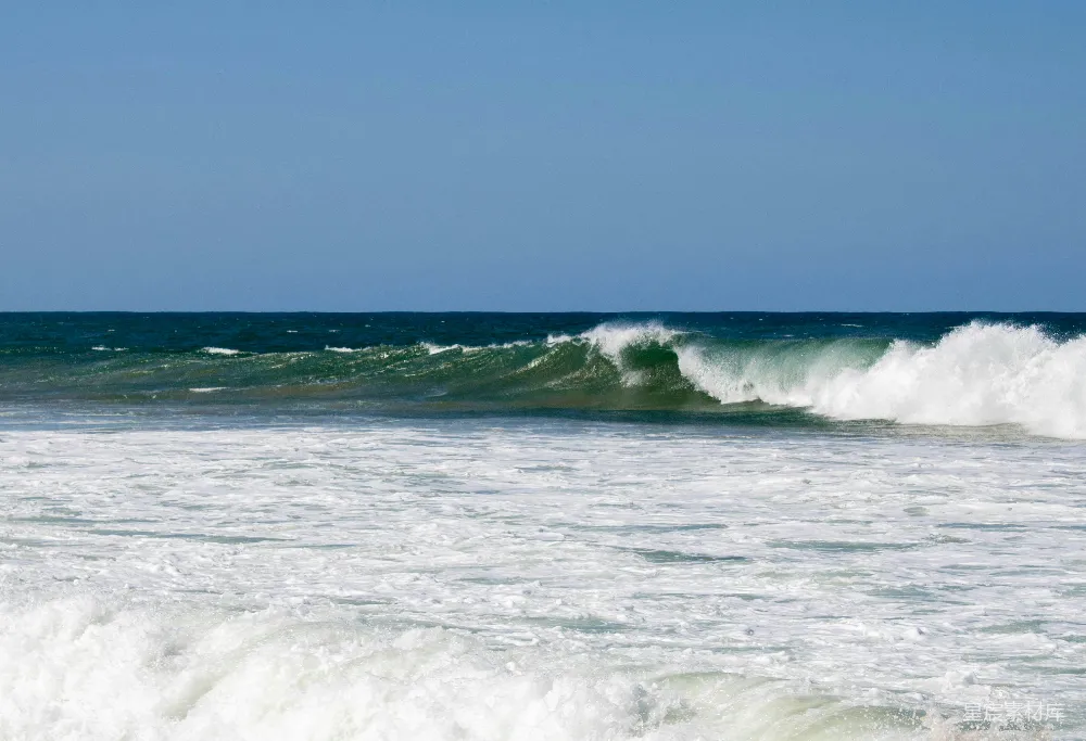 高清摄影 一个男人站在冲浪板上 surfing于波浪之上