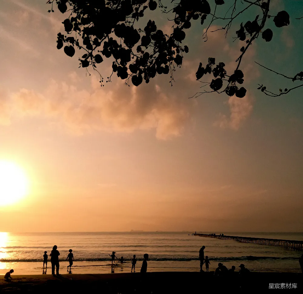 高清摄影 夕阳下海滩上的人影轮廓