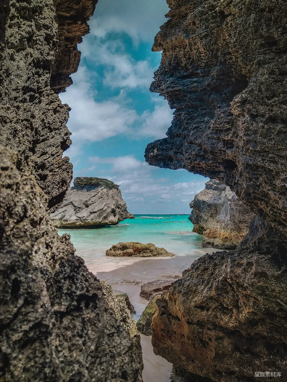 高清摄影  通过岩石拱门看去的海景