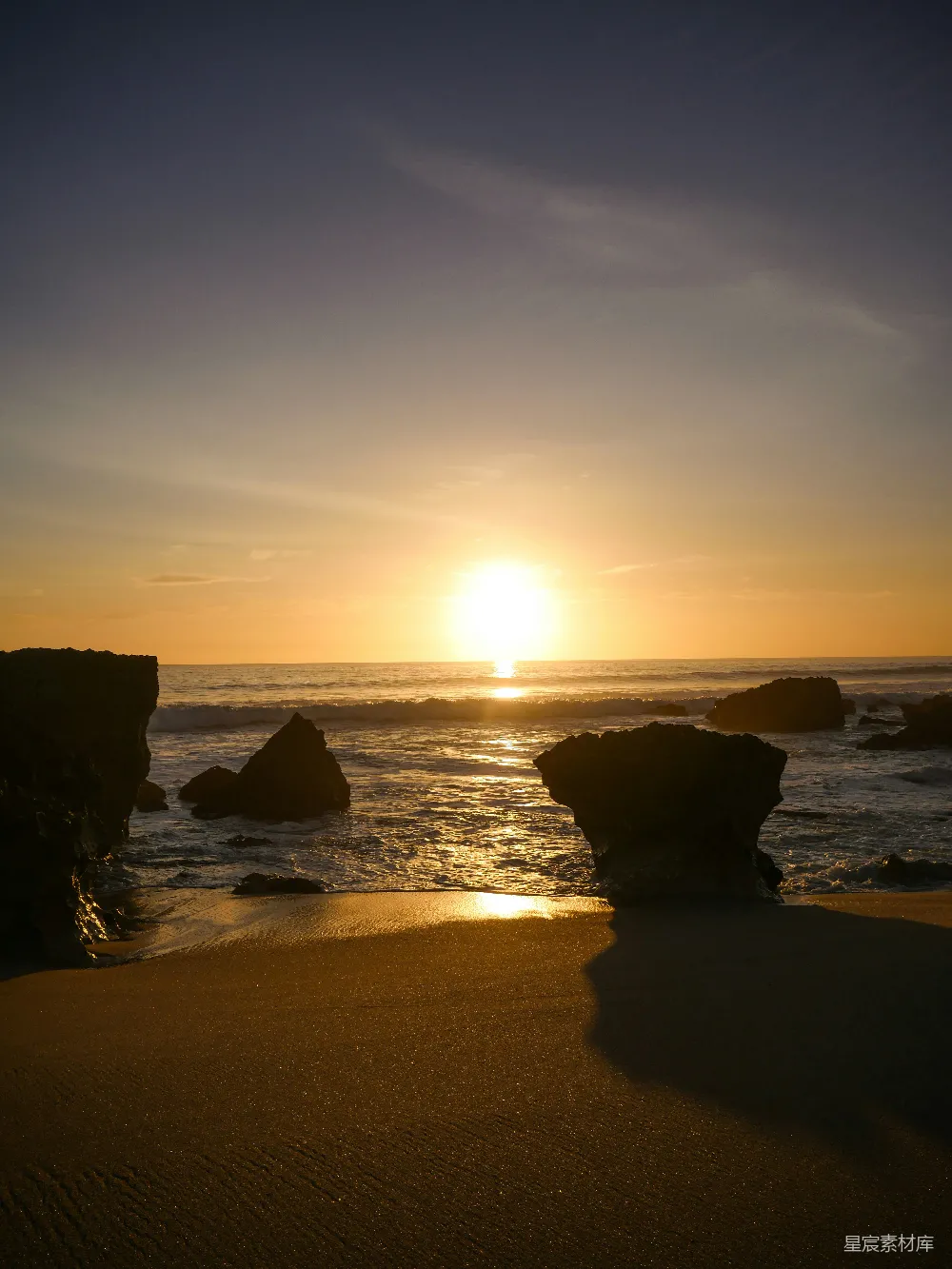 高清摄影  夕阳西下，海滩之上。