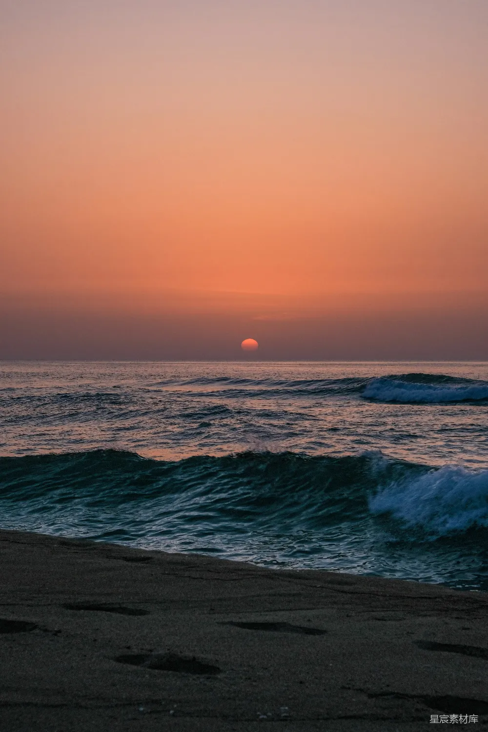 高清摄影 夕阳西下，海浪涌动。