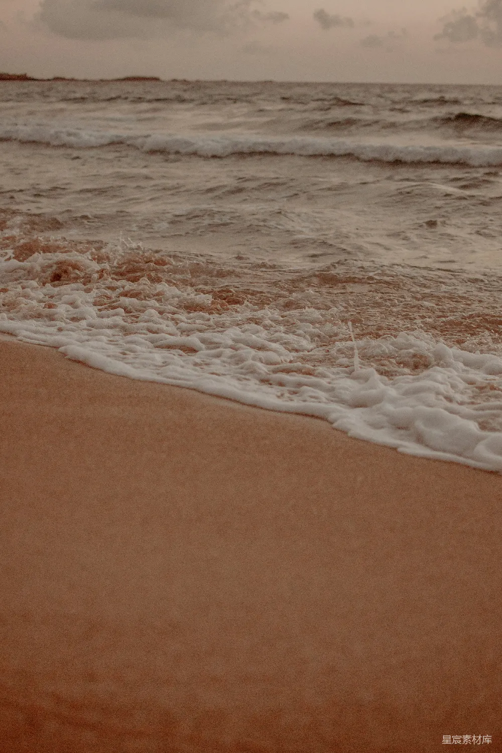 高清摄影  海边有波浪涌向岸边