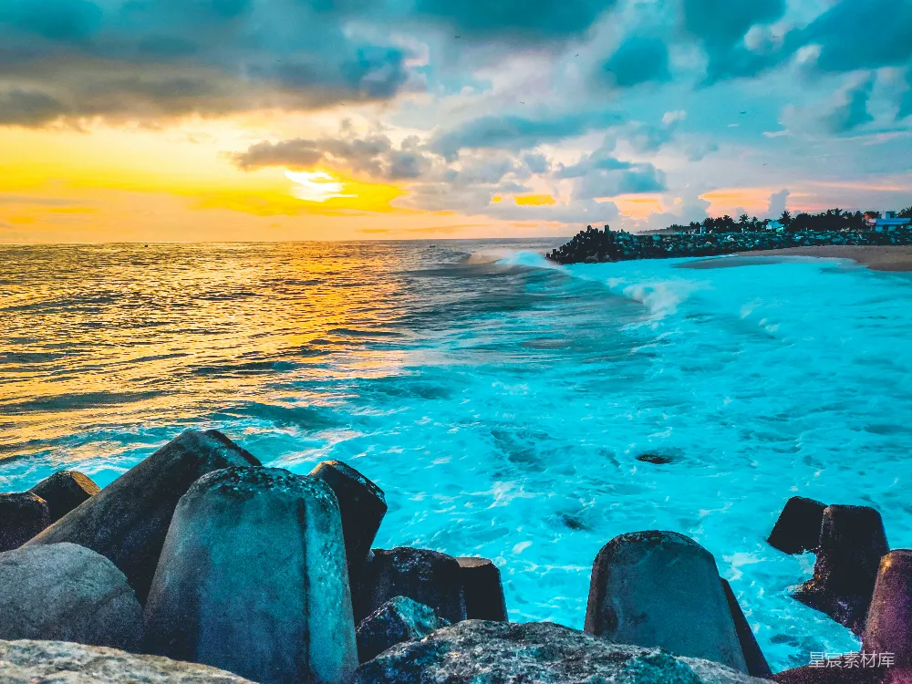 高清摄影 夕阳西下，海浪涌动。