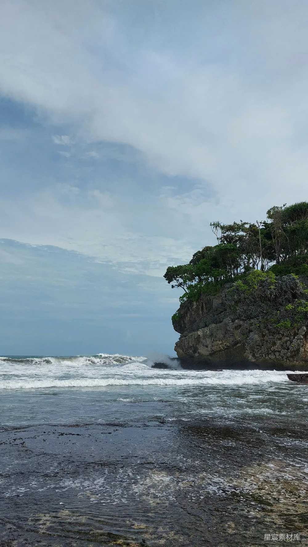 高清摄影 岩石嶙峋的海滩，海浪拍打着它。