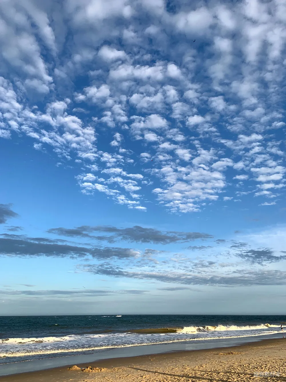 高清摄影 白云和海岸线