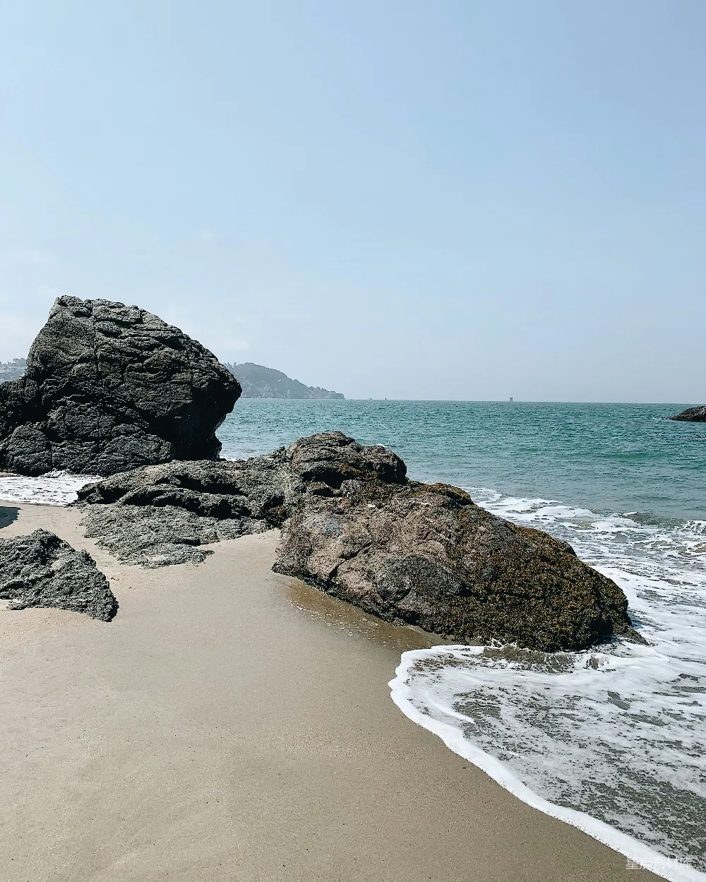 高清摄影  海边白天的棕色岩层形成