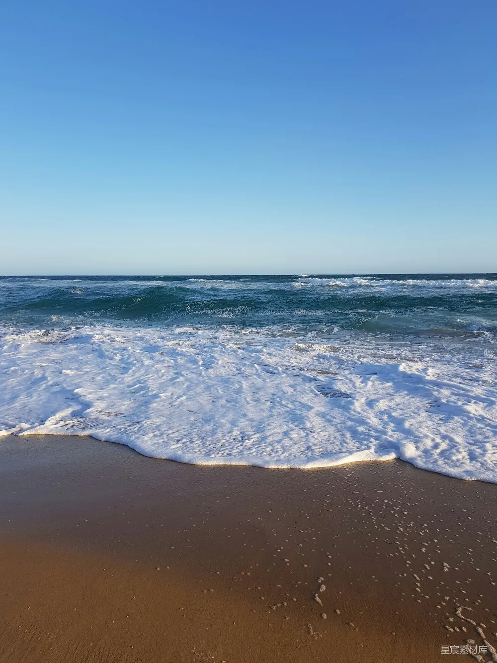 高清摄影 海浪在白天拍打海岸